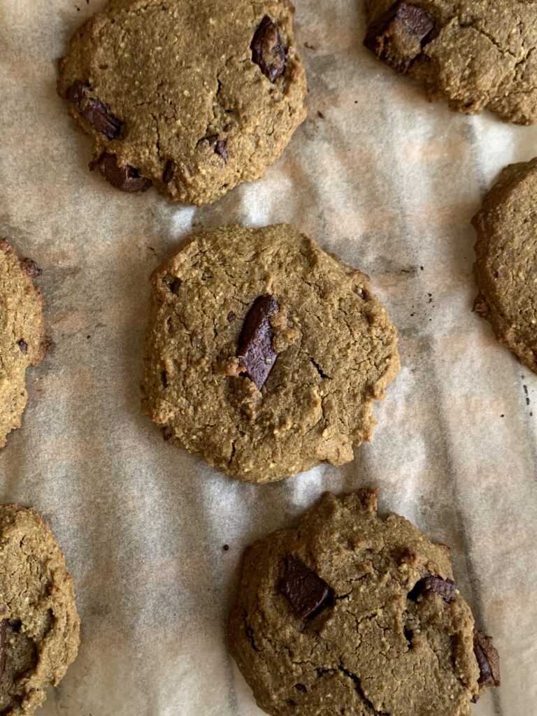 Vegan green cookies with chocolate chips - healthy & delicious!