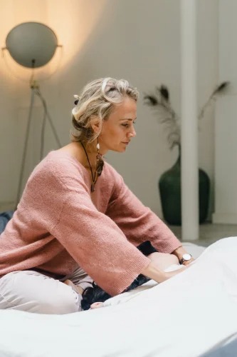 Freke van Nimwegen die iemand begeleidt bij een truffelceremonie