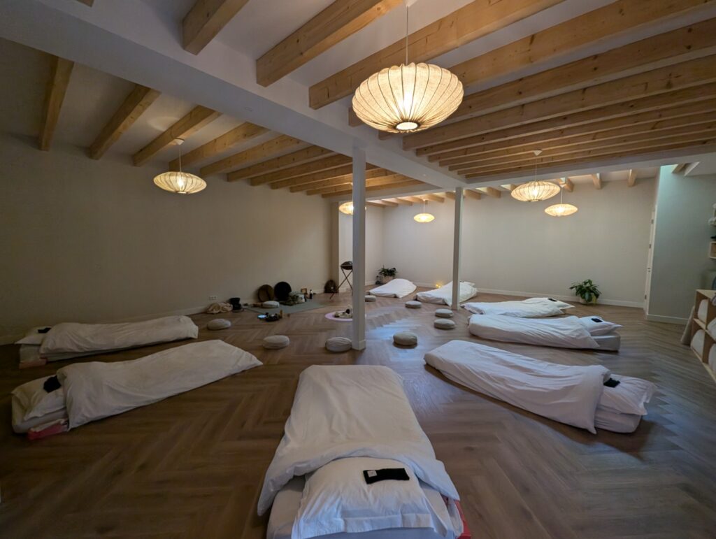 Ruimte met 8 matrassen klaargemaakt voor een truffelceremonie