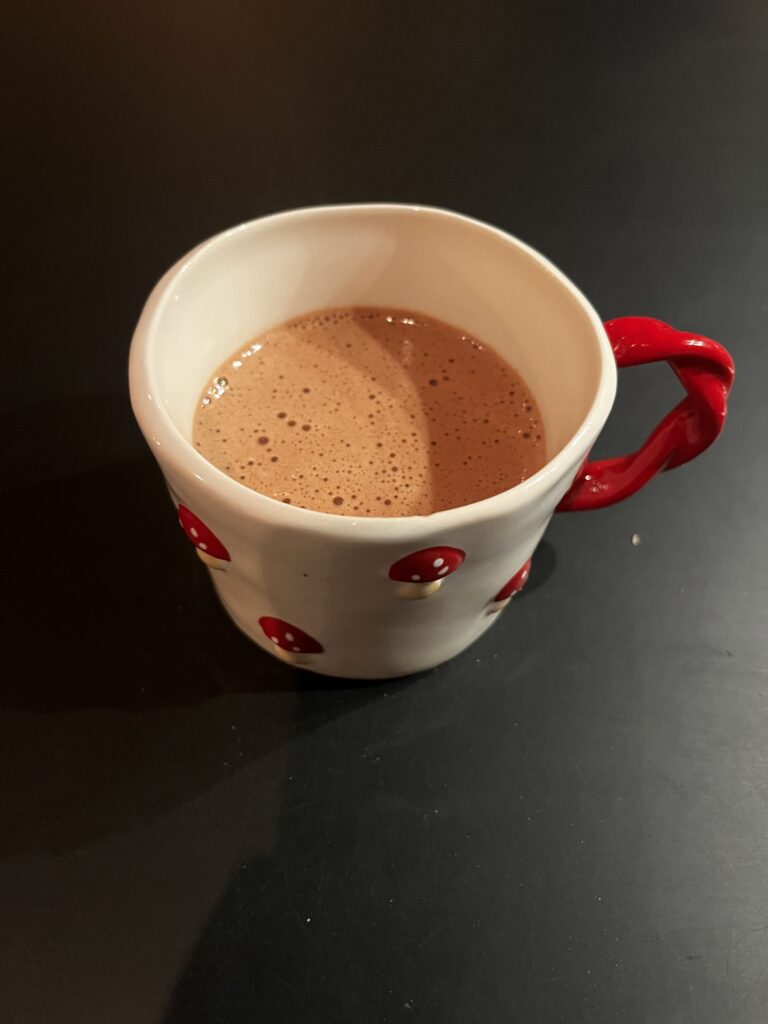 Ceremoniële cacao in een paddenstoelen kopje